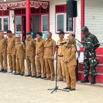 Penyerahan Bendera Merah Putih ke 20 Kepala Desa di Kecamatan Muara Kaman, Camat Hj. Barling Sampaikan Pesan Kebangsaan