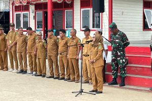 Penyerahan Bendera Merah Putih ke 20 Kepala Desa di Kecamatan Muara Kaman, Camat Hj. Barling Sampaikan Pesan Kebangsaan