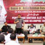 Bupati Kutai Kartanegara Serahkan Bantuan Alat Pertanian kepada Kelompok Tani di Desa Bunga Jadi