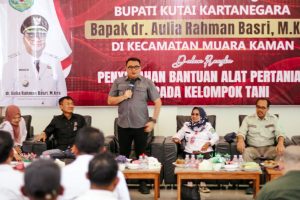 Bupati Kutai Kartanegara Serahkan Bantuan Alat Pertanian kepada Kelompok Tani di Desa Bunga Jadi